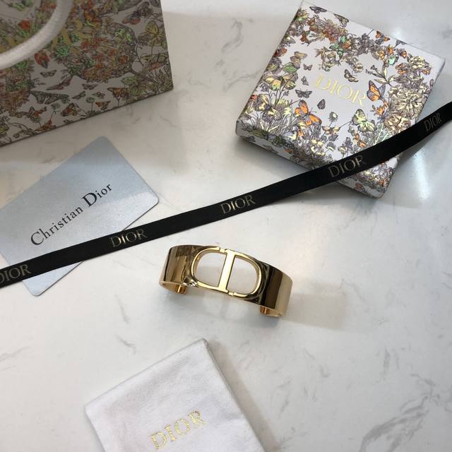 P90 "Cd" open bangle is one of the iconic pieces from the Montaigne collection,
