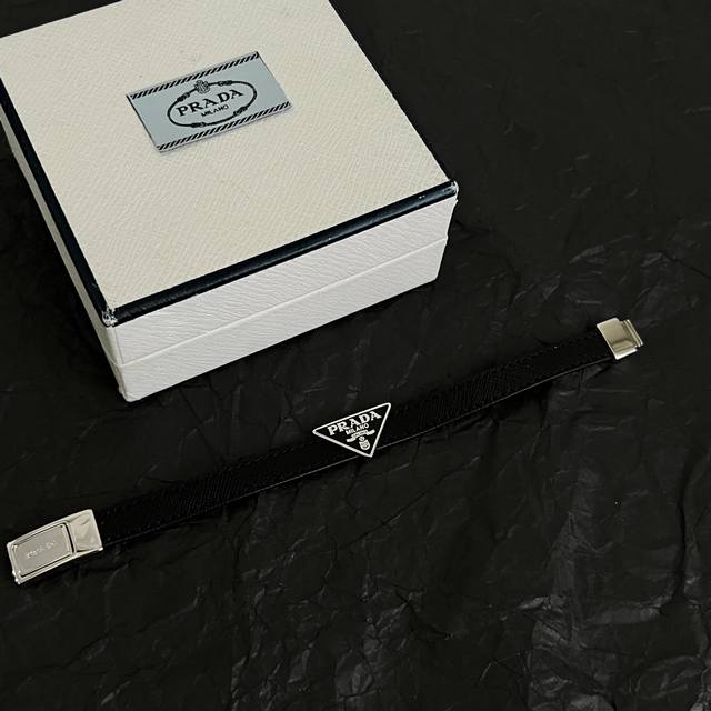 P140 Prada leather bracelet, a hot new arrival, exquisite and durable, making a