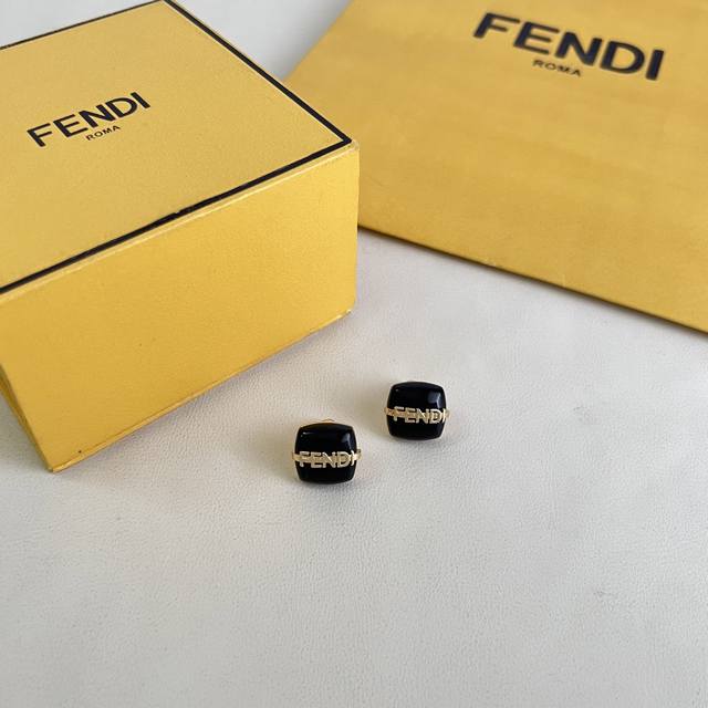 P100 Fendi high-end custom earrings, a new and popular style. Simple and elegant