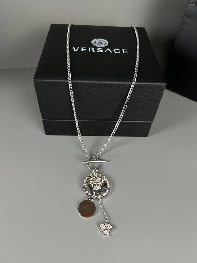 P70. Versace head necklace, chunky silver chain with a substantial feel, classic