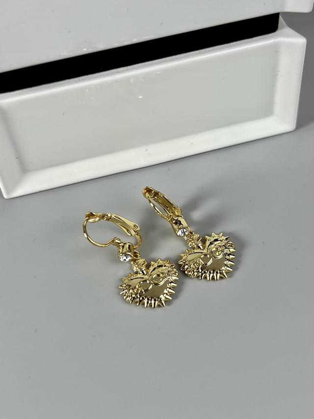 P80. D&G Dolce & Gabbana letter heart earrings, celebrity style. Authentic from