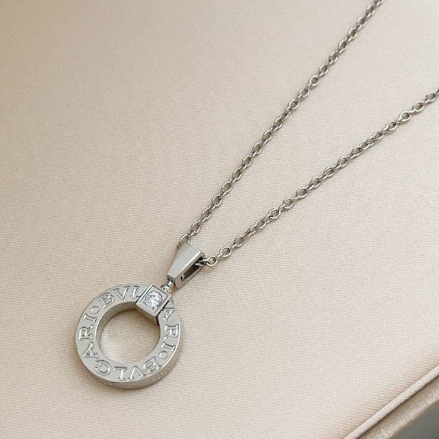 P90 Bvlgari's latest silver single diamond round necklace, made of the same Z ba P90 Bvlgari's latest silver single diamond round necklace, made of the same Z ba