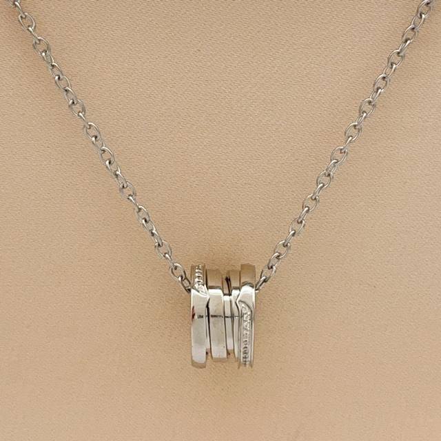 P80 Bvlgari's latest silver spring-loaded rhinestone necklace, made of the same P80 Bvlgari's latest silver spring-loaded rhinestone necklace, made of the same