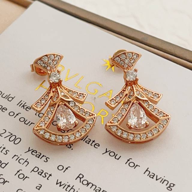 P80 Bvlgari's latest white rhinestone dress and rose gold earrings, made of the P80 Bvlgari's latest white rhinestone dress and rose gold earrings, made of the