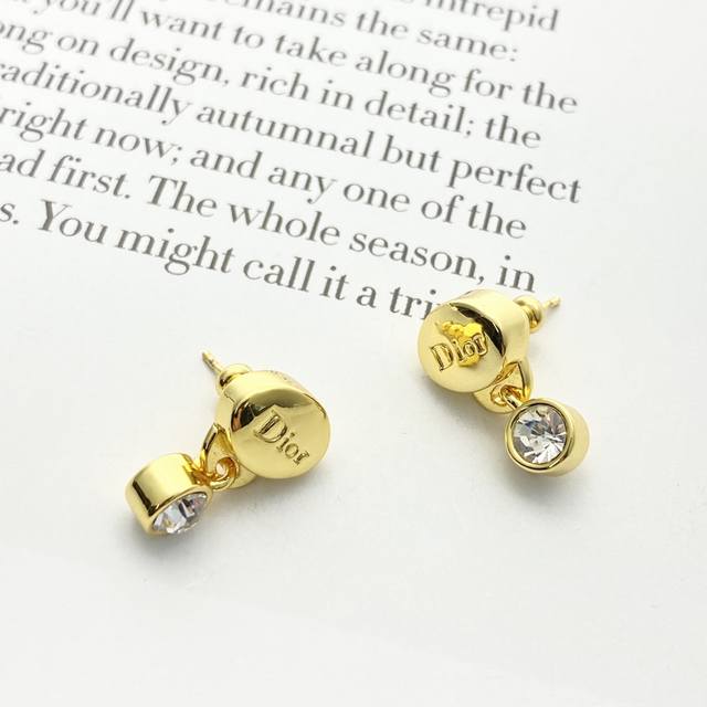 Today's New Arrival Code E3409 P70 Dior earrings, a hot-selling style, now avail Today's New Arrival Code E3409 P70 Dior earrings, a hot-selling style, now avail