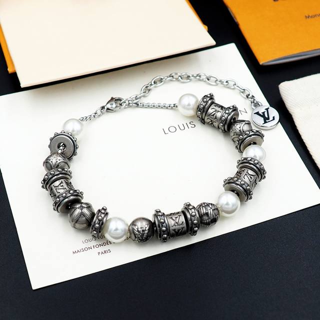 P70 驴家Lvwhis批Er Beads 手链以大胆姿态致敬品牌标识与全球文化灵感，Monogram 花卉及宇母标识巧妙雕刻于各式立体构型之上。现镂效果串珠向