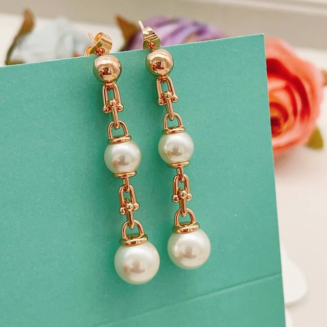 P80 Tiffany's latest rose gold tassel pearl stud earrings, made of the same Z ba P80 Tiffany's latest rose gold tassel pearl stud earrings, made of the same Z ba