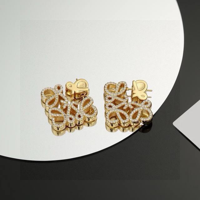 P70L0Ewe Loewe earrings, featuring a circular clasp with a Loewe-engraved diamon