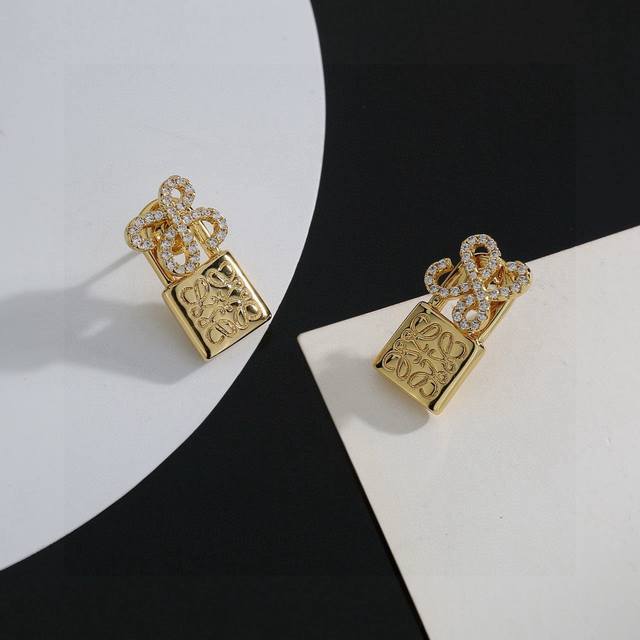 P70 New Loewe stud earrings, truly artistic! Even the logo itself is a work of a