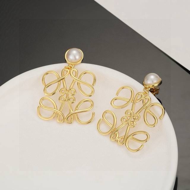 P70 gold bestseller is truly amazing, incredibly artistic! Its logo is a masterp
