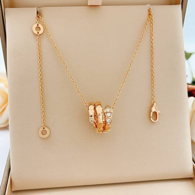 P80 Bvlgari's latest snakehead diamond-encrusted rose gold necklace, made of the P80 Bvlgari's latest snakehead diamond-encrusted rose gold necklace, made of the