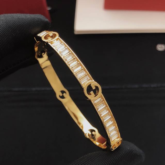P100, serial number Gsz0015, Gucc* latest style square diamond bracelet, consist