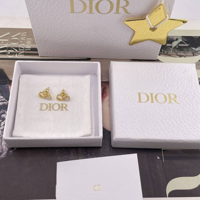 P100 我们出品 D Cd贝母小草耳钉 Z 3800！量大咨询客Fu26春夏最新款系列！一定要买满满的高级感！！第一眼看上去它是个爆款！小巧精致的设计，非常经