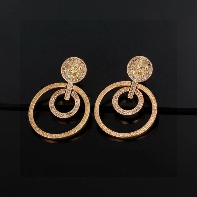 P70 Versace Medusa earrings are an unmissable accessory that completely transfor