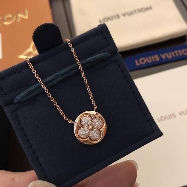 P70 精工版本 Louis Vuitton 路易威登 Lv满钻四叶草项链电镀18K金工艺 专柜版本 一比一质量专柜一致 火爆款出货 设计独特 复古前卫 美女必