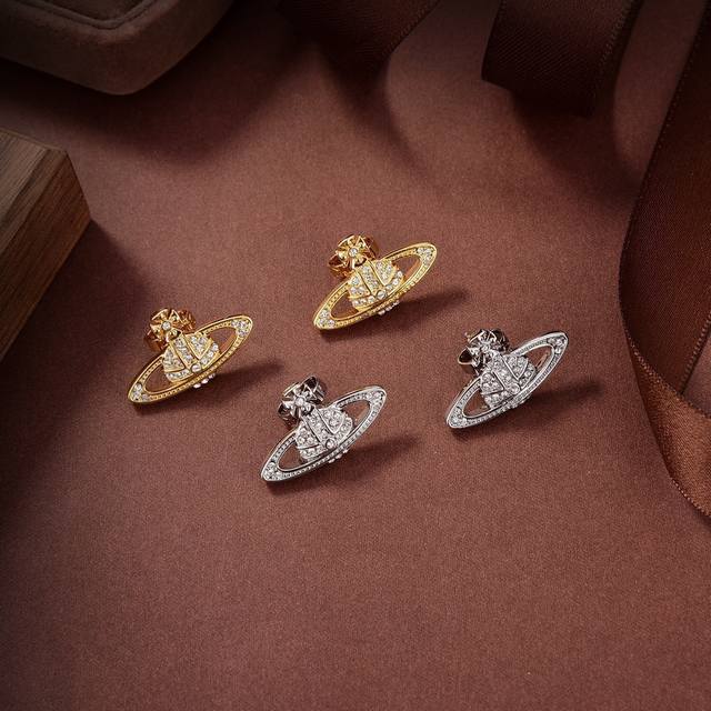 P70 Viviennewestwood 西太后耳钉宝宝，什么是快乐星球，来，这就是快乐星球！绝美土星耳钉，闭眼入准没错！纯粹王冠球是经典的象征，闪耀土星环勾勒