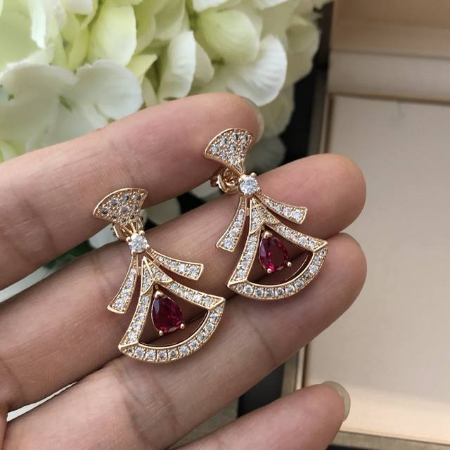 P80 New Bvlgari Diva Series Earrings, worn by Wang Ou, featuring a hollowed-out P80 New Bvlgari Diva Series Earrings, worn by Wang Ou, featuring a hollowed-out