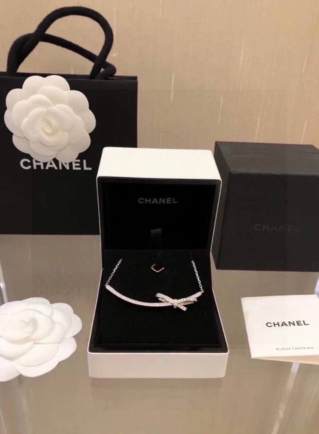 P80Chanel 小香 家 的蝴蝶结 项链 香奶奶家高级珠宝系列，专柜很火爆。非常Nice，精致别致，上身美美哒 电镀18K金材质，镶嵌高碳钻，背面方孔设计，