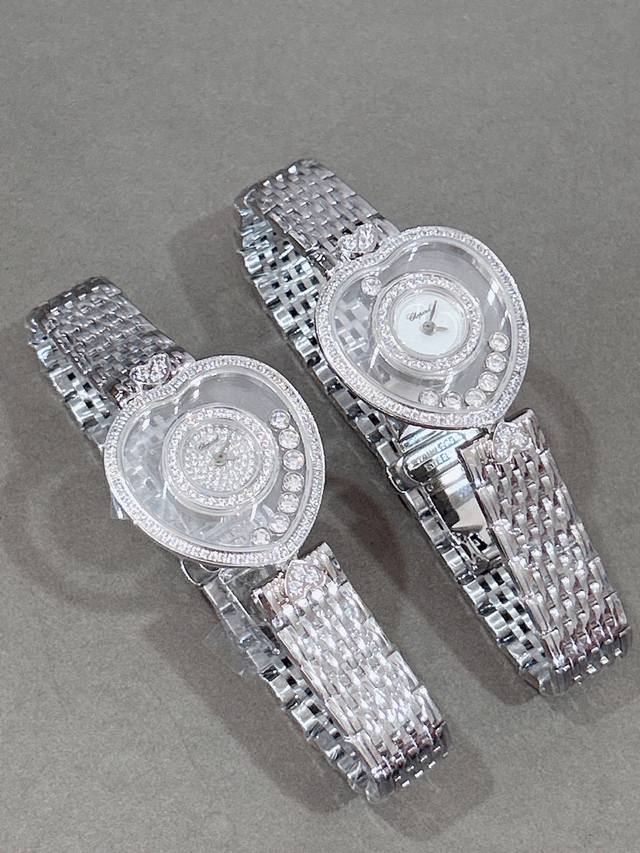 白钻1500 金钻 萧邦经典Happy Diamonds系列,新款女款爱心心形快乐钻腕表 表径26Mm 表壳有铂金和玫瑰金,表盘面和表带多色可选,心形钻圈表盘 白钻1500 金钻 萧邦经典Happy Diamonds系列,新款女款爱心心形快乐钻腕表 表径26Mm 表壳有铂金和玫瑰金,表盘面和表带多色可选,心形钻圈表盘