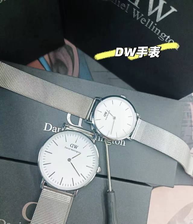 230Dw你真的 泰显贵了 Dw也泰美了吧！ 金色的表带搭配圆形的表盘 尊的显贵啊气质一下就上来了 搭配衣服极简风格高级又温柔～ 果然配饰越简单越高级！