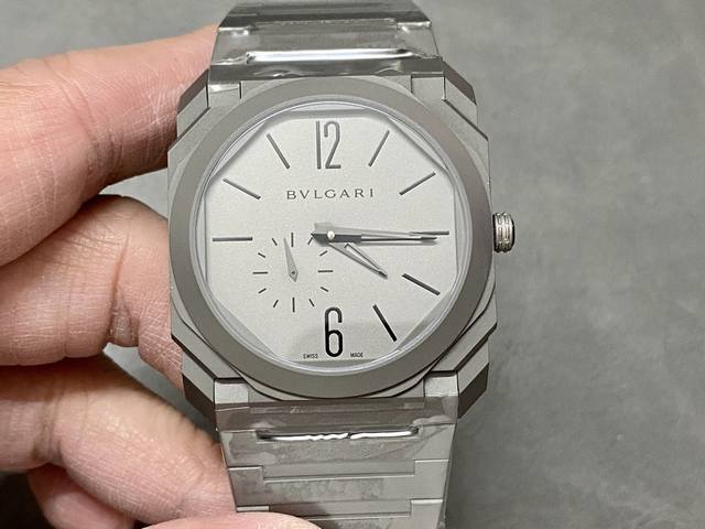 3710Bv ultra-thin micro-rotor mechanical watch is a highly popular model in the