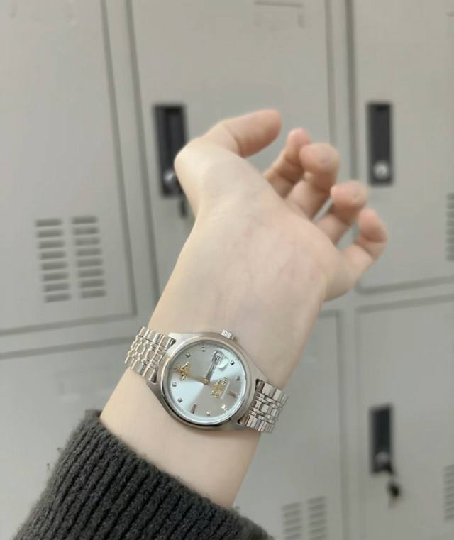 I finally got my hands on the 360 Vivienne Westwood Ice Blue 29mm! It looks amaz