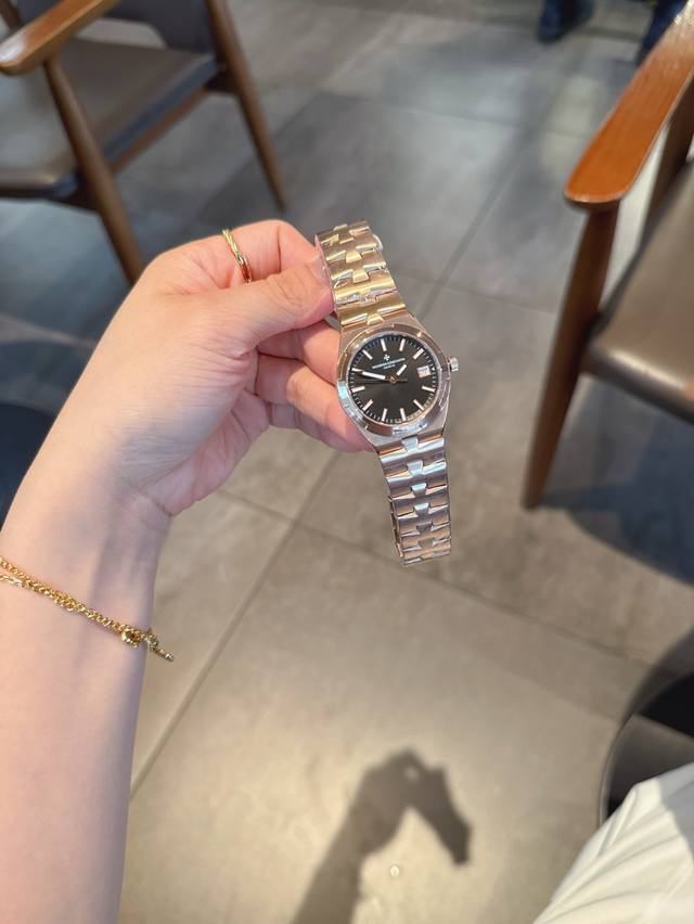 440Vacheron Constantin江诗丹顿纵横四海系列：原装进口石英机芯，简约大三针设计，旭日纹缎拉丝工艺处理，搭配蓝宝石镜面防刮花，深邃优雅大方，直