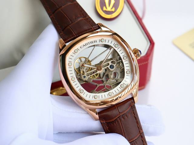 650卡地亚-Cartier 方型男士腕表 顶级版316L精钢表壳，表带采用进口小牛皮表带，搭载全自动进口机械机芯，矿物质防刮镜面玻璃，尺寸：直径44Mm厚12