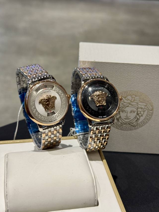 白270 金380 这是一款来自意大利奢侈品牌 范思哲 Versace 的女士腕表,属于品牌标志性的 美杜莎 Medusa 系列,以极致华丽的设计和强烈的品牌辨 白270 金380 这是一款来自意大利奢侈品牌 范思哲 Versace 的女士腕表,属于品牌标志性的 美杜莎 Medusa 系列,以极致华丽的设计和强烈的品牌辨