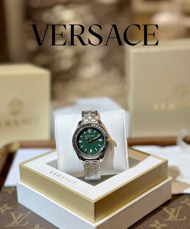 百钢280.金钢390 范思哲 Greca Time Lady 系列,表径35Mm,品牌元素用顶圈采用滚花处理工艺,品牌的两大象征标志巧妙融合表盘上,呈现出交替 百钢280.金钢390 范思哲 Greca Time Lady 系列,表径35Mm,品牌元素用顶圈采用滚花处理工艺,品牌的两大象征标志巧妙融合表盘上,呈现出交替