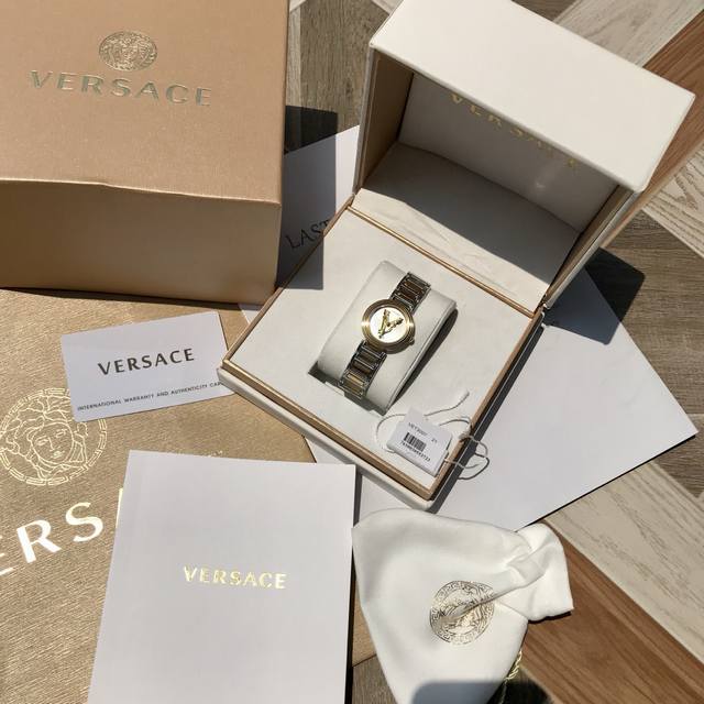 P780。原厂正单!范思哲Versace 新款独家上线!Vet3 系列石英女士腕表,表盘内金色的品牌标志性的V字母展现夺目光彩 ,叠加精致的巴洛克花纹典雅V字指 P780。原厂正单!范思哲Versace 新款独家上线!Vet3 系列石英女士腕表,表盘内金色的品牌标志性的V字母展现夺目光彩 ,叠加精致的巴洛克花纹典雅V字指