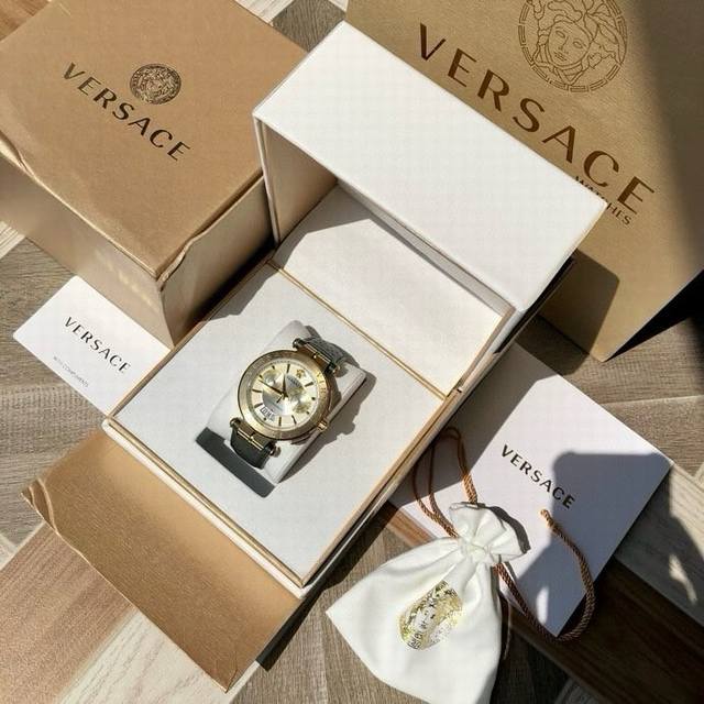 P910。Original Versace,范思哲Vbr系列男装潮表,多功能五针计时,超大日历框,原装瑞士进口石英机芯,品质保证!上手厚实且百搭,~44Mm表径 P910。Original Versace,范思哲Vbr系列男装潮表,多功能五针计时,超大日历框,原装瑞士进口石英机芯,品质保证!上手厚实且百搭,~44Mm表径