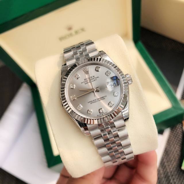P2570 劳力士Rolex女款蚝式日志型腕表！表壳直31毫米。采用904L不锈钢来锻造，具备高抗腐蚀性。搭配劳力士定制版2236蓝游丝全自动机械机芯性能极为稳