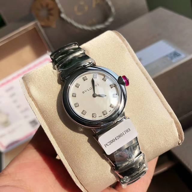 P2470 continues the design of the Bulgari Lvcea series. It features a 28mm dial,