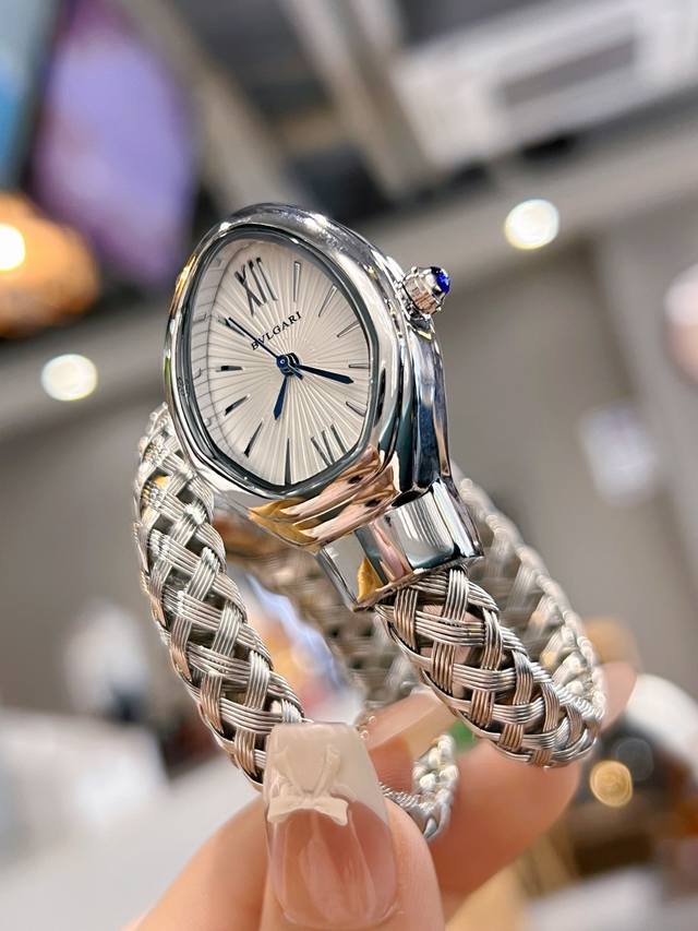 P230 watch, crafted with ingenuity, plays with the ever-changing nature of time,