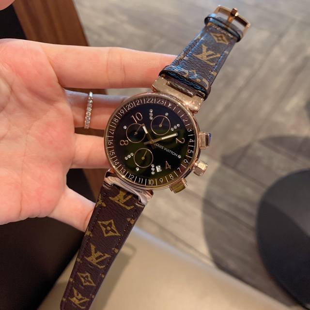 440 Lv 格调女表 利落干练的设计风格 时尚大方。专柜一比一精工制作 全钢表壳 上手美美的 各种风格的衣服都可以搭配出属于你的气场。瑞士石英 尺40Mm