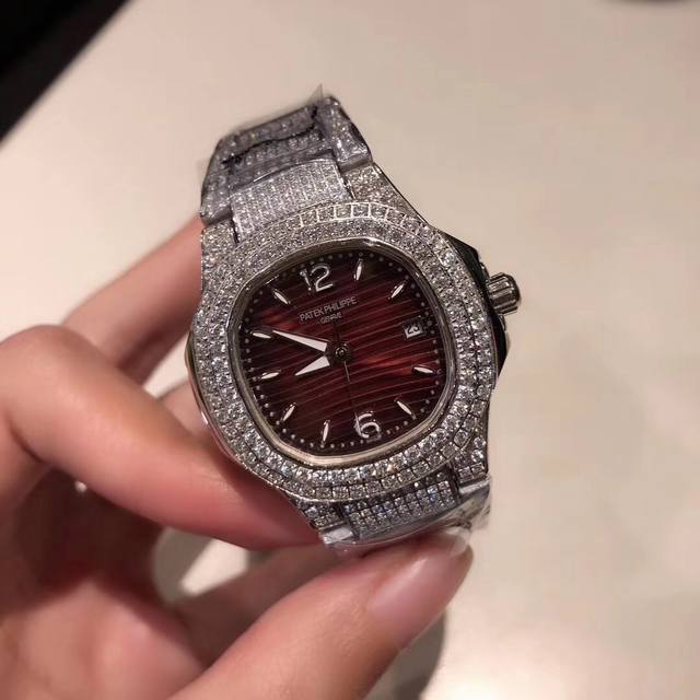 1240 百达翡丽-Patek Phlllppe 鹦鹉螺Nautilus女款外径33Mm，西铁城石英机芯，自动折叠扣，采用原装进口316不锈钢材质，蓝宝石镜面，