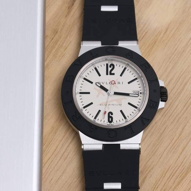 4420 model features an in-house movement . Bulgari's Aluminium series, in additi