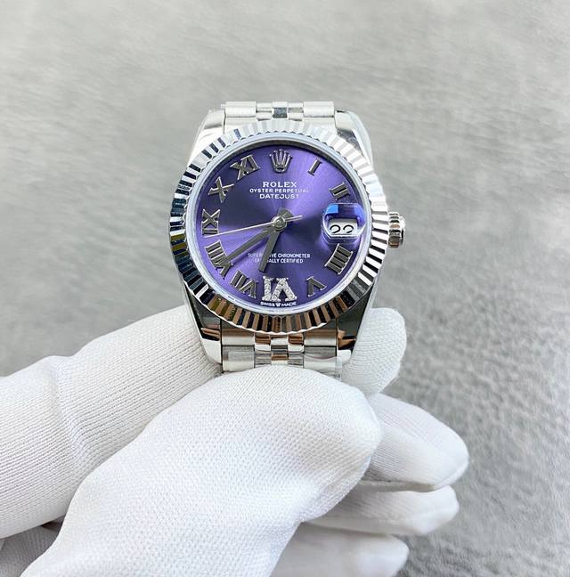 1110Rolex 劳力士 女装日志型31Mm！紫罗兰！新一代五件拼装头粒，隐蔽式弹簧皇冠带扣、开启劳力士皇冠标志轻松打开表带．表壳与表带之间达到无缝连接视觉效