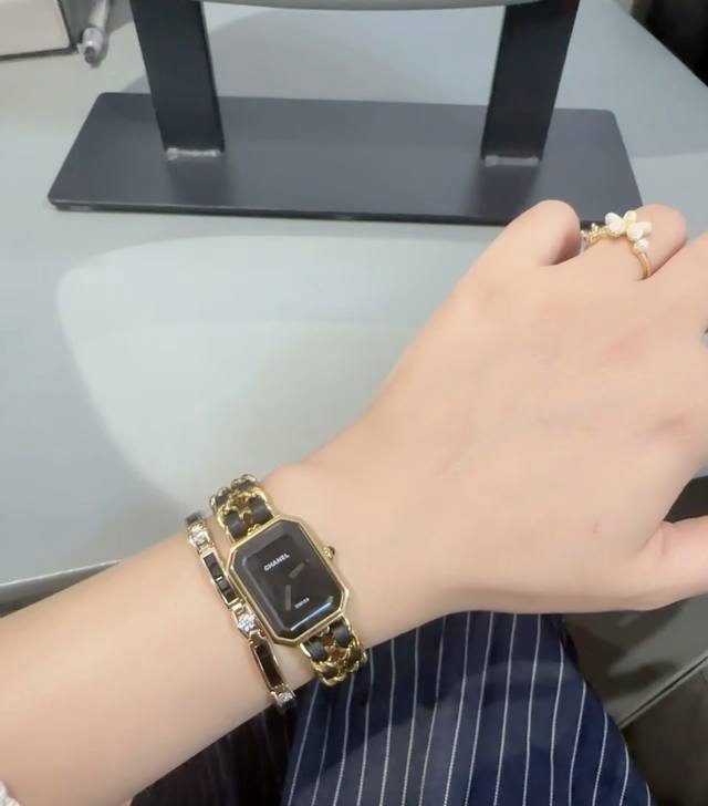 350Chanel黑金方糖以前只有中古款，近几年回归后终于可以买到。黑金配色搭配Chanel的经典皮穿链条设计，融合了复古感和经典元素。Jennie也有戴这款表