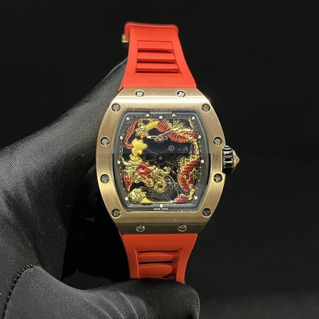 7540 Richard Mille 理查米尔 Rm057 成龙盘龙陀飞轮腕表大胆运用全新性能的材质，延续奢华精致的时间艺术，将先进科技与精湛手工工艺完美融合，