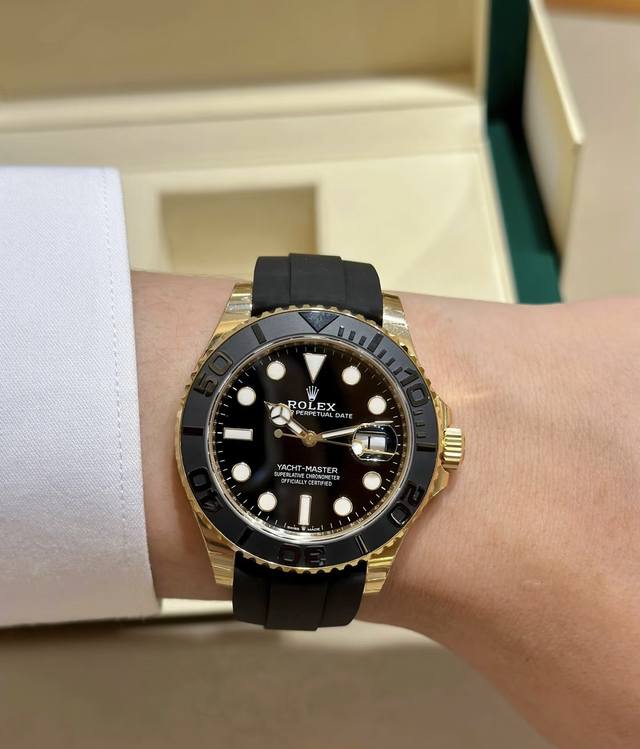 350劳力士226658黄金游艇 黄金色表壳搭配天然橡胶表带，黄金，双向旋转外圈，一体成型哑光黑色陶质 Cerachrom 60 分钟刻度字圈；磨光，立体刻度及