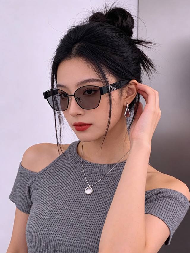 p90 芬迪 开春新款 潮流爆款 时尚方框偏光太阳镜 高品质 佩戴舒适 网红潮款墨镜 女士高清偏光太阳镜 高品质镜框 型号：Fd2370