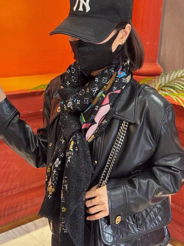 p250 会发光发亮的围巾25年新品上新 专柜同步材质 Lv X Tm Monogram Superflat Flowers 方巾出自路易威登与村上隆携手呈现的