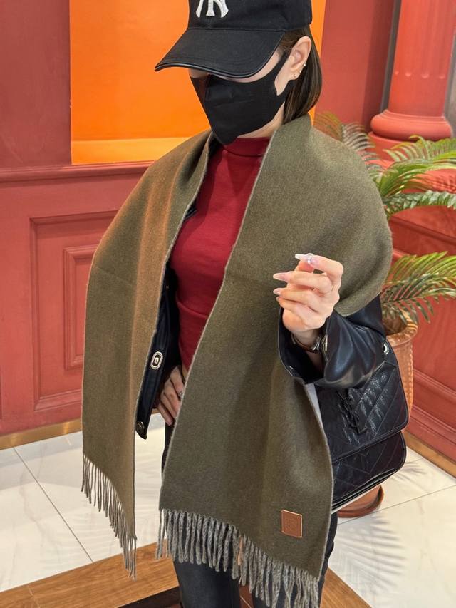 p160 太美了罗意威 情侣款 美到要尖叫专柜最新款英伦欧美范儿 又是一款即时尚又实用的大围巾&长巾，撞色的颜色搭配很协调，围巾手感柔软，戴起来时尚暖和，大气有
