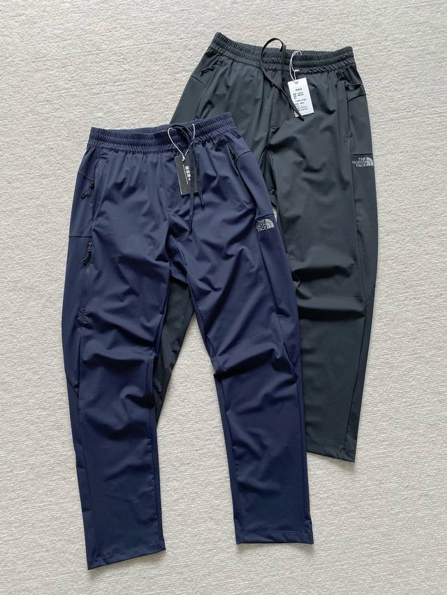140 Thenorthface北面春夏新款男士户外休闲速干运动长裤 春夏之际，男士们总在寻觅一款舒适又百搭的长裤，露露男士长裤便是答案。它选用的梭织面料轻薄透