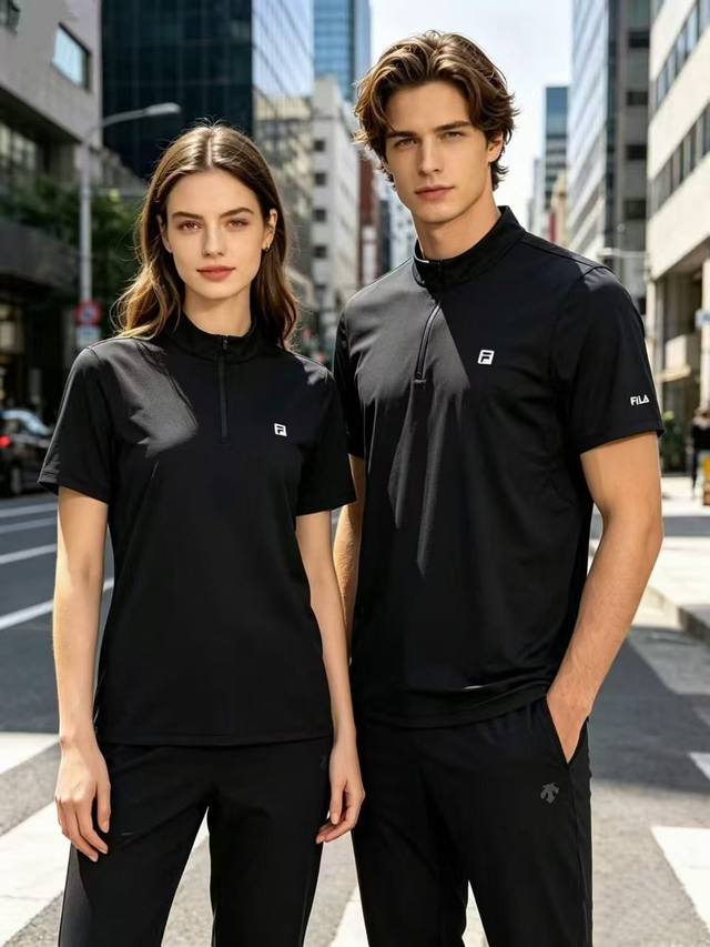 120斐乐Fila2026夏季新款男子半拉链短袖,重新定义户外防晒基础T恤。行走的夏日空调,斐乐Fila科技把叫降温黑科技穿在身上,告别夏日黏腻。 它不只是T恤 120斐乐Fila2026夏季新款男子半拉链短袖,重新定义户外防晒基础T恤。行走的夏日空调,斐乐Fila科技把叫降温黑科技穿在身上,告别夏日黏腻。 它不只是T恤