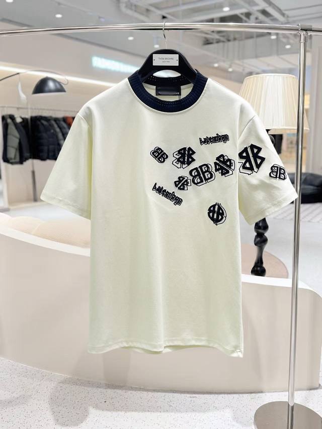 p220 巴黎世家 顶级货品2026春夏新款首发专柜最新款短袖圆领T恤 高端订制 设计前卫时尚！品牌Logo重工艺设计 高端定制260克面料.手感柔软.穿着舒适