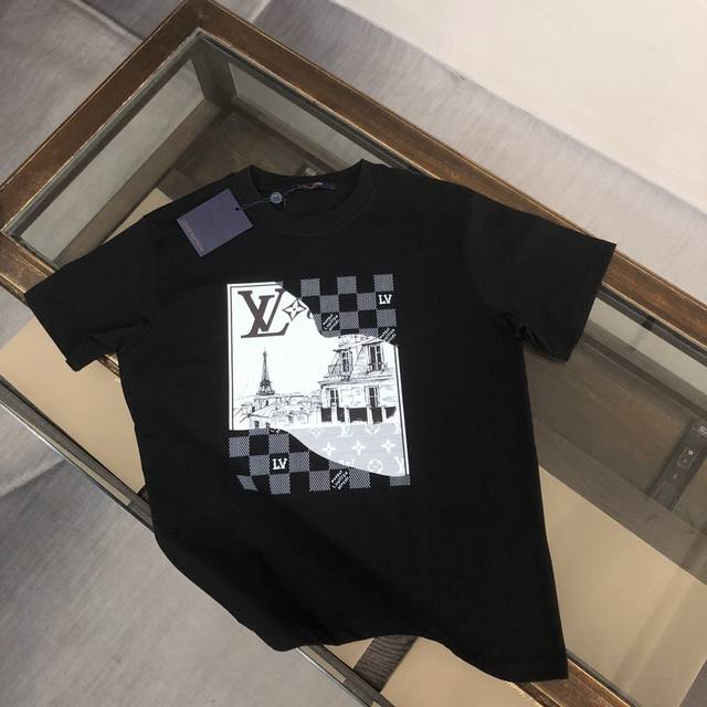 p100 Lv 夏季新款圆领短袖T恤！270克重磅高端纯棉面料，手感质感都极完美！修身裁剪设计干净利落！时尚又好看！走线做工非常精致！版型效果超赞！而且透气性能