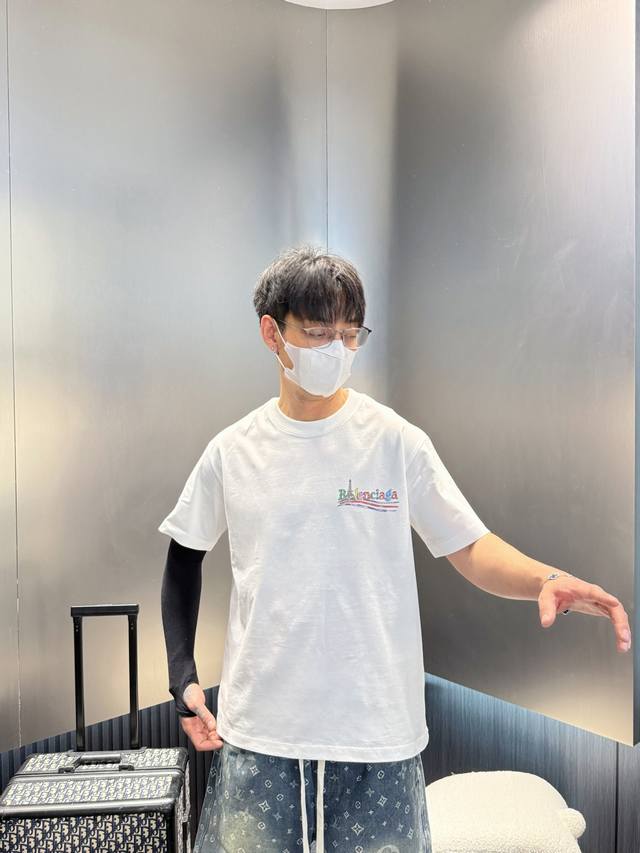 p140 巴黎世家 三标齐全。 2026夏季新款最新品短袖T恤，专柜同步有售，原单狠货，时尚进口原版科技面料，上身舒适透气，原版定制五金辅料，上身帅气有型，三标